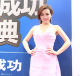 组图：孟茜携手李连杰 低胸晚礼闪耀芭莎男士盛宴