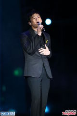 组图：韩星徐仁国申慧星同台pk 秀中文唱经典