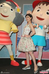 组图：郭采洁做公益否认劈腿 碎花裙展田园风情