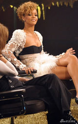 幻灯图集：蕾哈娜低胸做客节目 吸引男主播目光