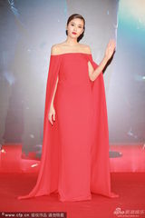 组图：最美变性人poy红裙性感 笑容迷人秀裸肩