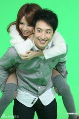 组图：潘玮柏拍MV展现吻功 自曝好久没接吻