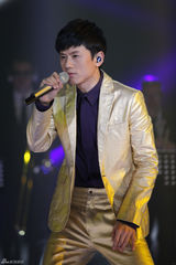 组图：周笔畅睡衣扮猫女 邓紫棋自弹自唱