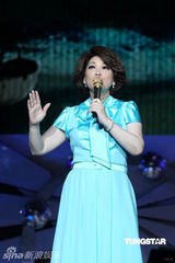 组图：蔡琴百万精华上海演唱会 回忆往事泪盈眼眶