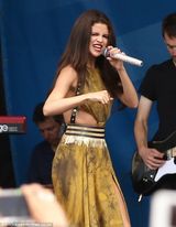 组图：比伯女友赛琳娜开唱 疑真空上阵下体走光