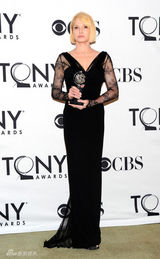 组图：戏剧托尼奖揭晓 众星后台捧奖杯秀荣誉