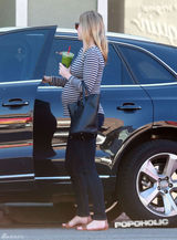 组图：艾米莉-布朗特便装显孕相 独自逛街驾车