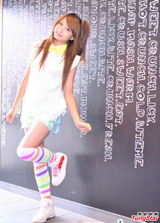 组图：萝莉创作歌手许雅涵运动写真萌态十足