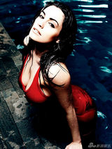 组图：英国第一美女登GQ封面 全裸上阵水中秀乳