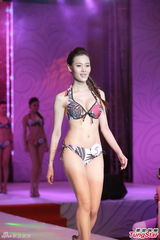 组图：亚姐大中华赛区泳衣秀 爆乳美腿一览无余