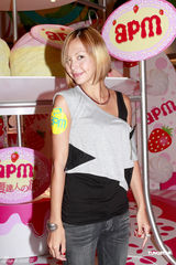 组图：日本女星土屋安娜办签名会 坚定摇滚音乐风格