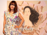 组图：韩艺人李孝利出席艺术展 与画中自己合影