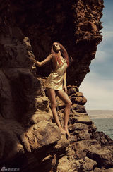 组图：丹麦超模娜嘉-本德透视装美胸隐现