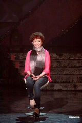 高清组图：众星录制《劲歌金曲》 商天娥粉嫩上阵