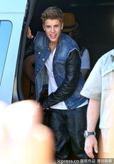 组图：比伯当街献唱谢歌迷 小天王自恋摸发