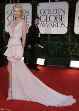 组图：第69届金球奖红毯查理兹-塞隆大V领礼服