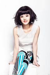 组图：赵丽颖另类大片摇滚精灵范