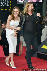 组图：朱莉白裙挽老公娇羞 皮特咬墨镜红毯卖萌