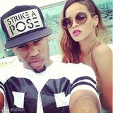 组图：蕾哈娜比基尼与萌犬抢椰子 抱正太显母爱