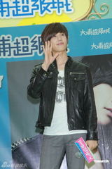 组图：朴政珉举办香港签名会 遭粉丝写错名字