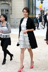 组图：林志玲助阵巴黎时装周 荷叶边礼服宛若天仙