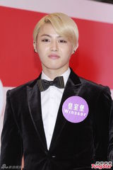 组图：韩团Block B亲民袭港 成员朴经疯狂送抱