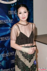 组图：杨千嬅透视装亮相自嘲平胸没看头