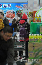 独家：蒲巴甲疑曝恋情 携神秘美女逛街回公寓