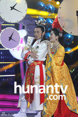 组图：谢娜大咖秀扮女儿国国王与维嘉演狗血戏