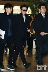 组图：玄彬黑衣现身机场展迷人笑容 赴日会粉丝