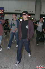 组图：黎明墨镜亮相 冷淡回应郭富城分手事