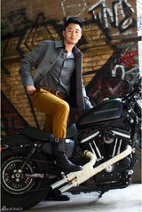 组图：李东学变身机车男 炫酷出镜动感十足