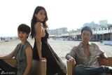 高清组图：《成都，我爱你》主创海滩漫步轻松惬意