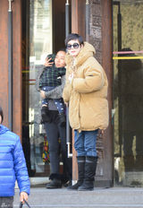 组图：孙俪带儿子会友 一路小心保护呵护有加