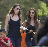 组图：贝嫂吊带装携三子玩耍 大儿子变空中飞人