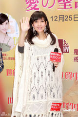 高清图：周慧敏圣诞节关爱流浪犬 平安夜与倪震度过