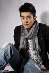 组图：杜江曝光全新写真 展现帅气阳光