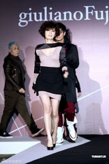 组图：贾静雯低胸V领衫香艳亮相 大秀迷人乳沟