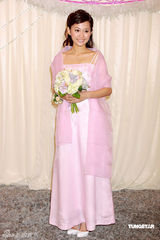 幻灯组图：唐宁着桃红婚纱扮新娘 伴娘杨爱瑾秀粉嫩