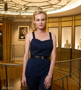 组图：黛安-克鲁格优雅干练亮相派对 连体衣秀美背