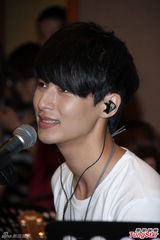 组图：严爵害羞不露人鱼线 女记者上阵验收