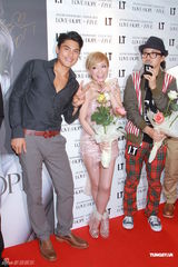 组图：滨崎步签写真集慈善义卖 绯闻男友默契相伴