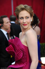 高清图：奥斯卡红毯 维拉-法梅加桃红礼服明艳动人