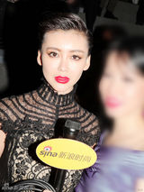 组图：巩新亮约时装周黑色蕾丝镂空装秀性感