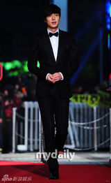 组图：SBS和KBS颁奖典礼 韩石奎申河均分获演技大奖