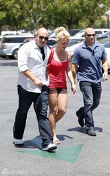 幻灯图集：布兰妮红衣出游不惧凸点 硬汉保镖护左右