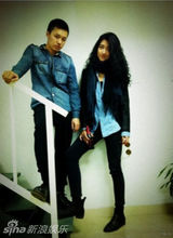 组图：女神央吉玛吸烟照曝光 素颜皮肤差