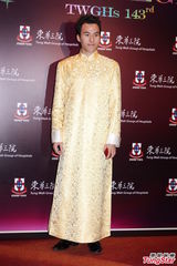 组图：东华三院慈善晚会 何超云陈法蓉性感亮相