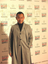 组图：林保怡亮相芭莎盛典 时尚风衣显绅士风范