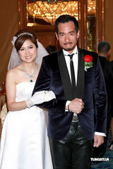 幻灯图：邵美琪披婚纱露幸福笑容 与新郎陈豪显默契